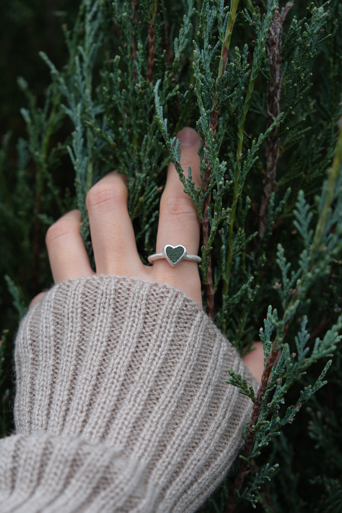 fragrance ring / tiny heart (forest green)