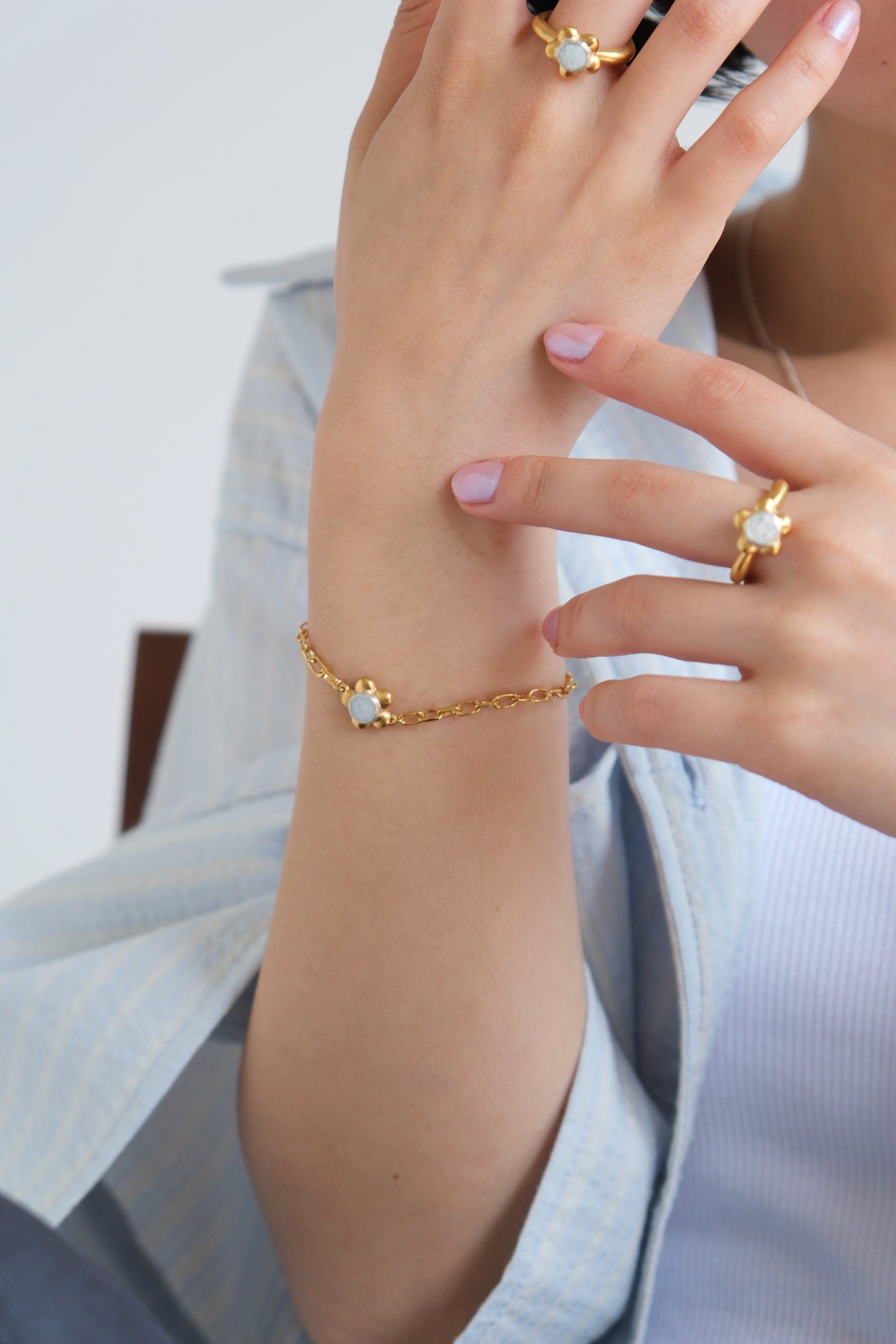 fragrance bracelet / flower gold (ice blue)