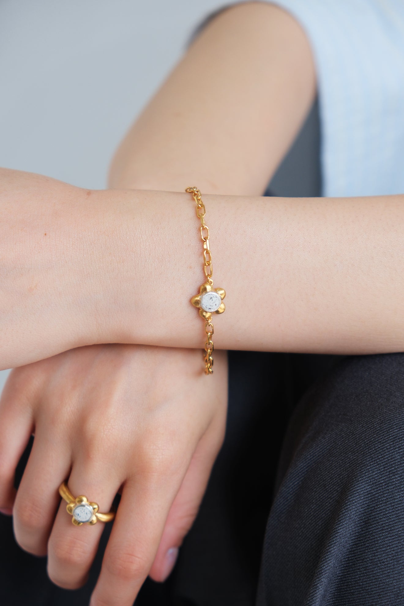 fragrance bracelet / flower gold (white)