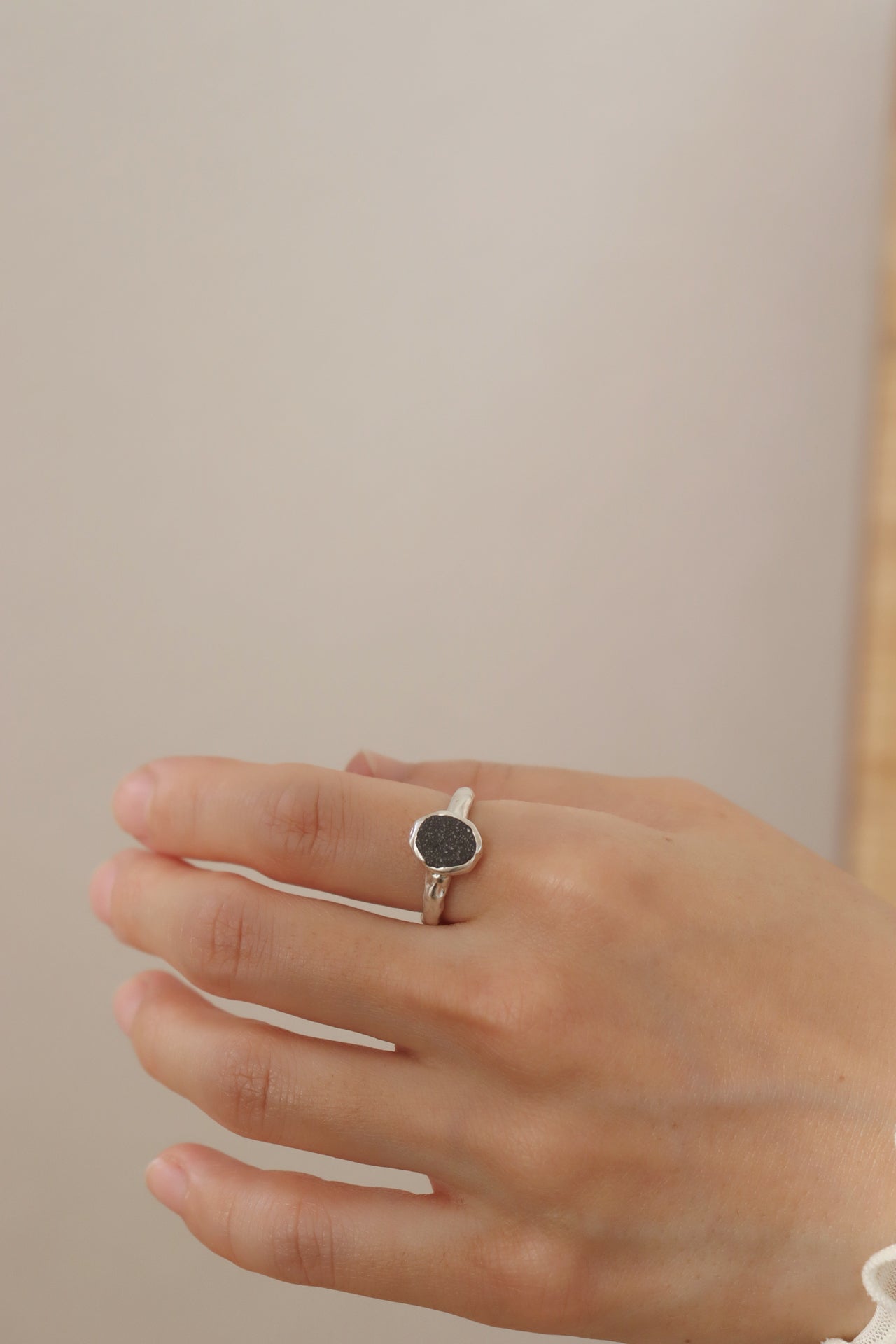 fragrance ring / oval (black)