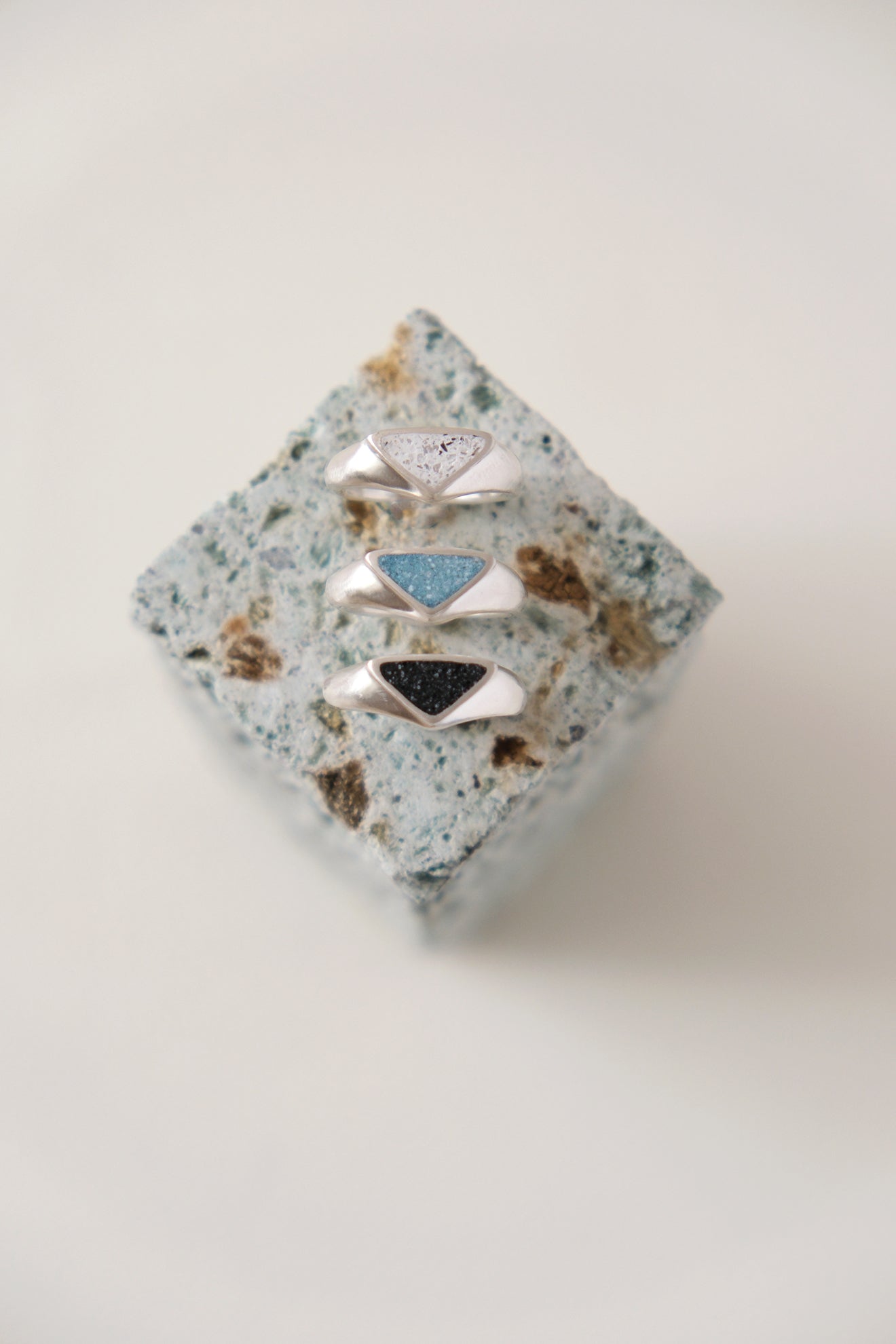 fragrance ring / triangle