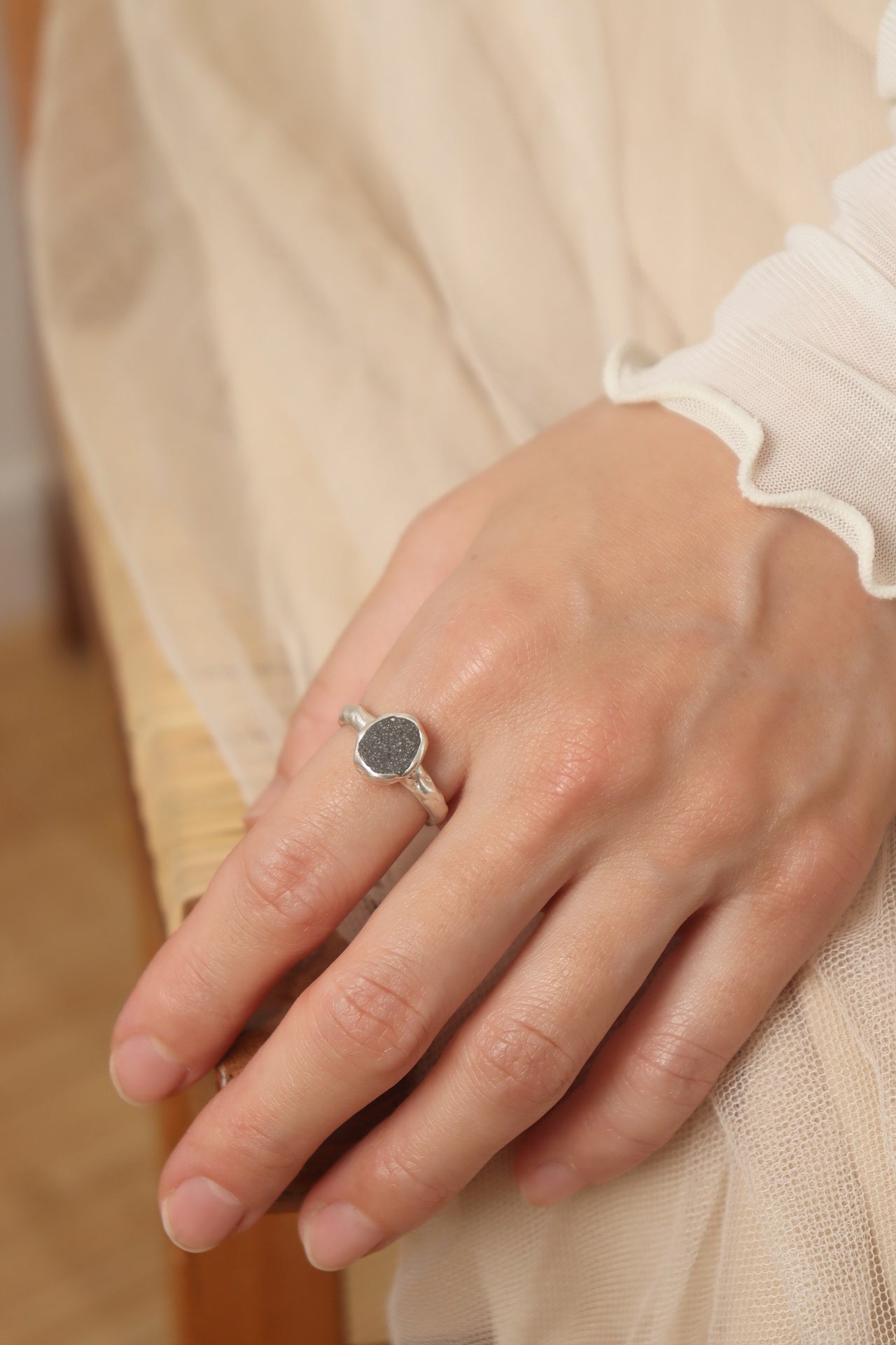 fragrance ring / oval (black)