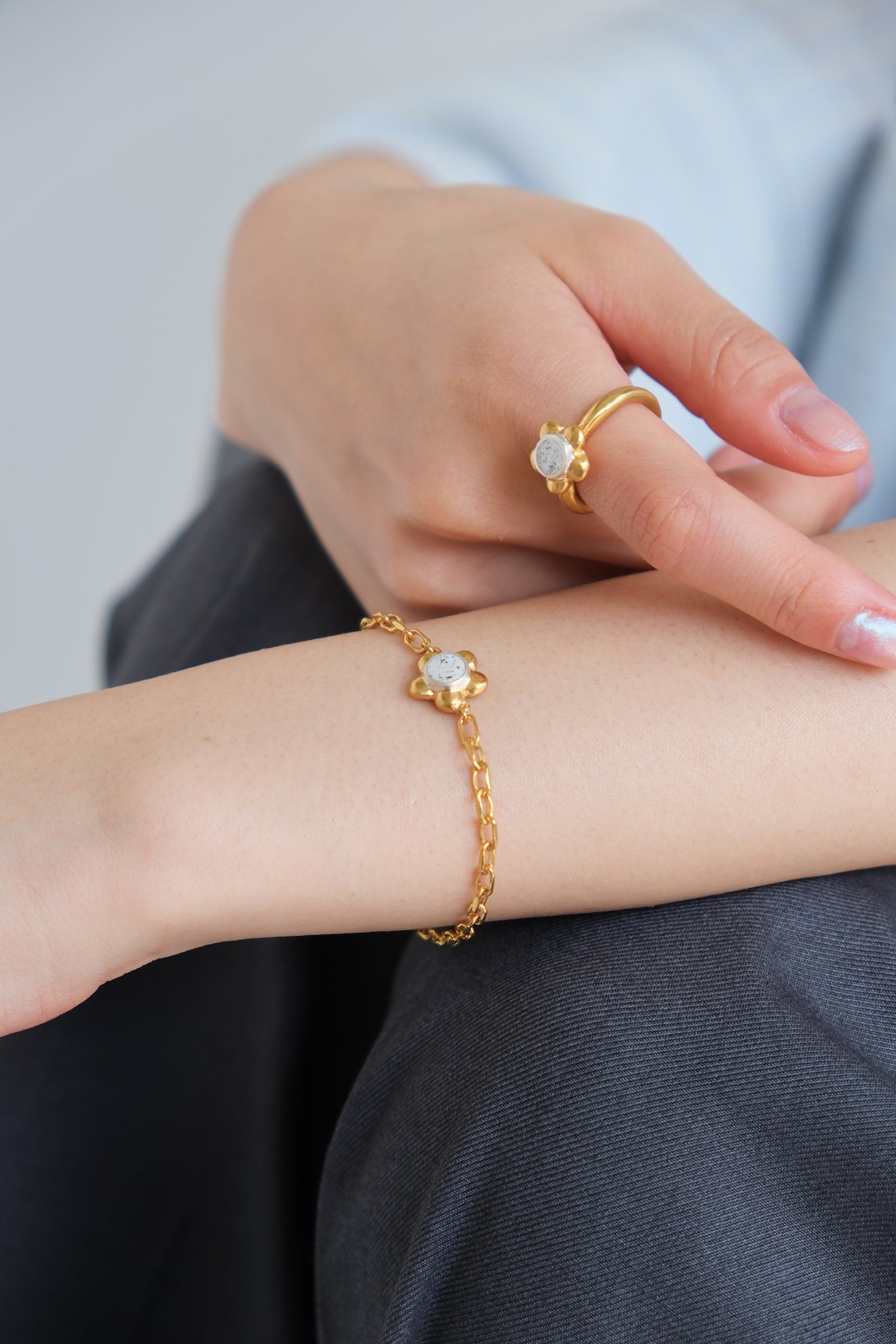 fragrance bracelet / flower gold (white)