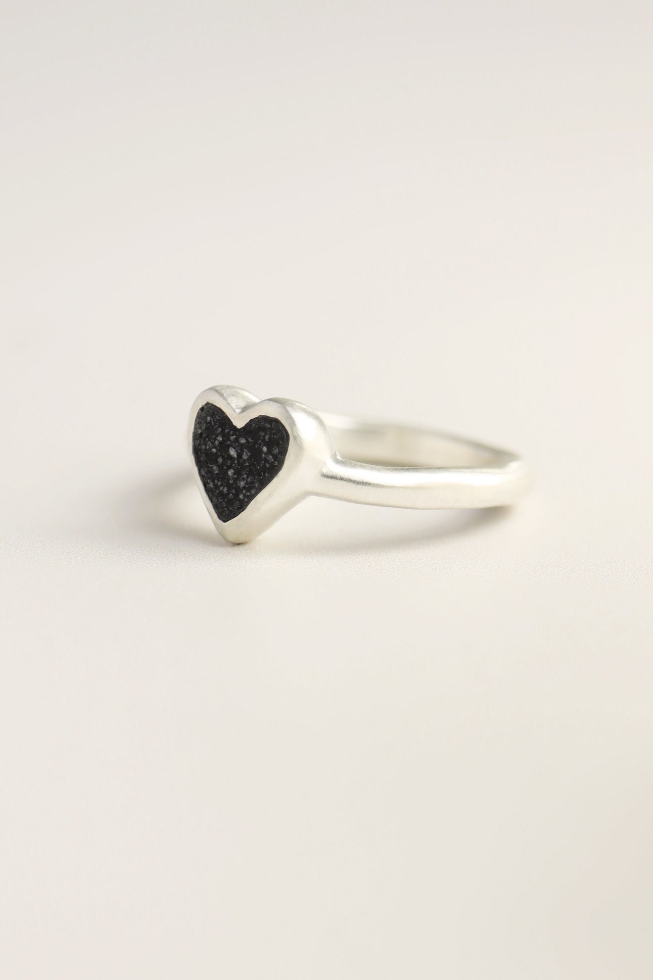 fragrance ring / tiny heart (black)