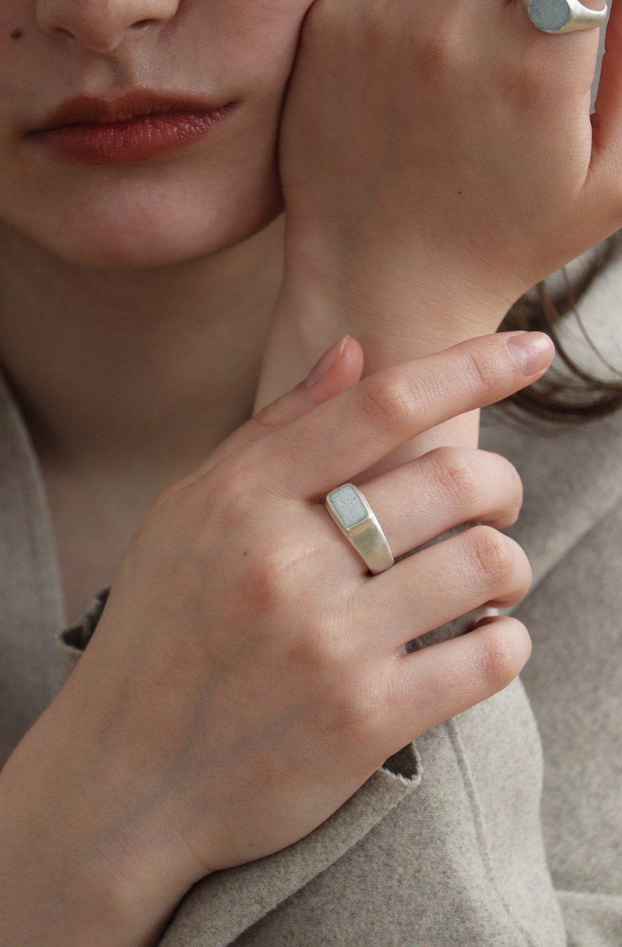 fragrance ring / square (ice blue)