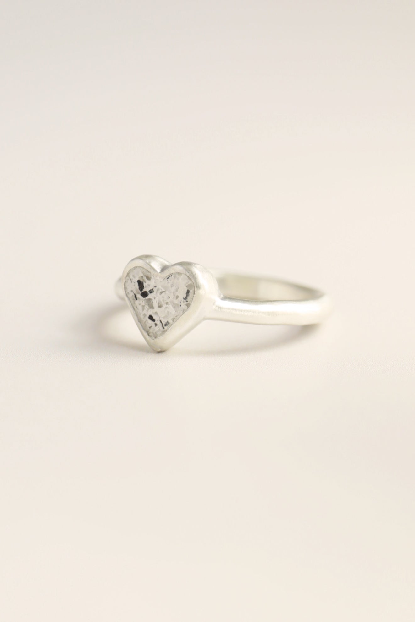 fragrance ring / tiny heart (white)