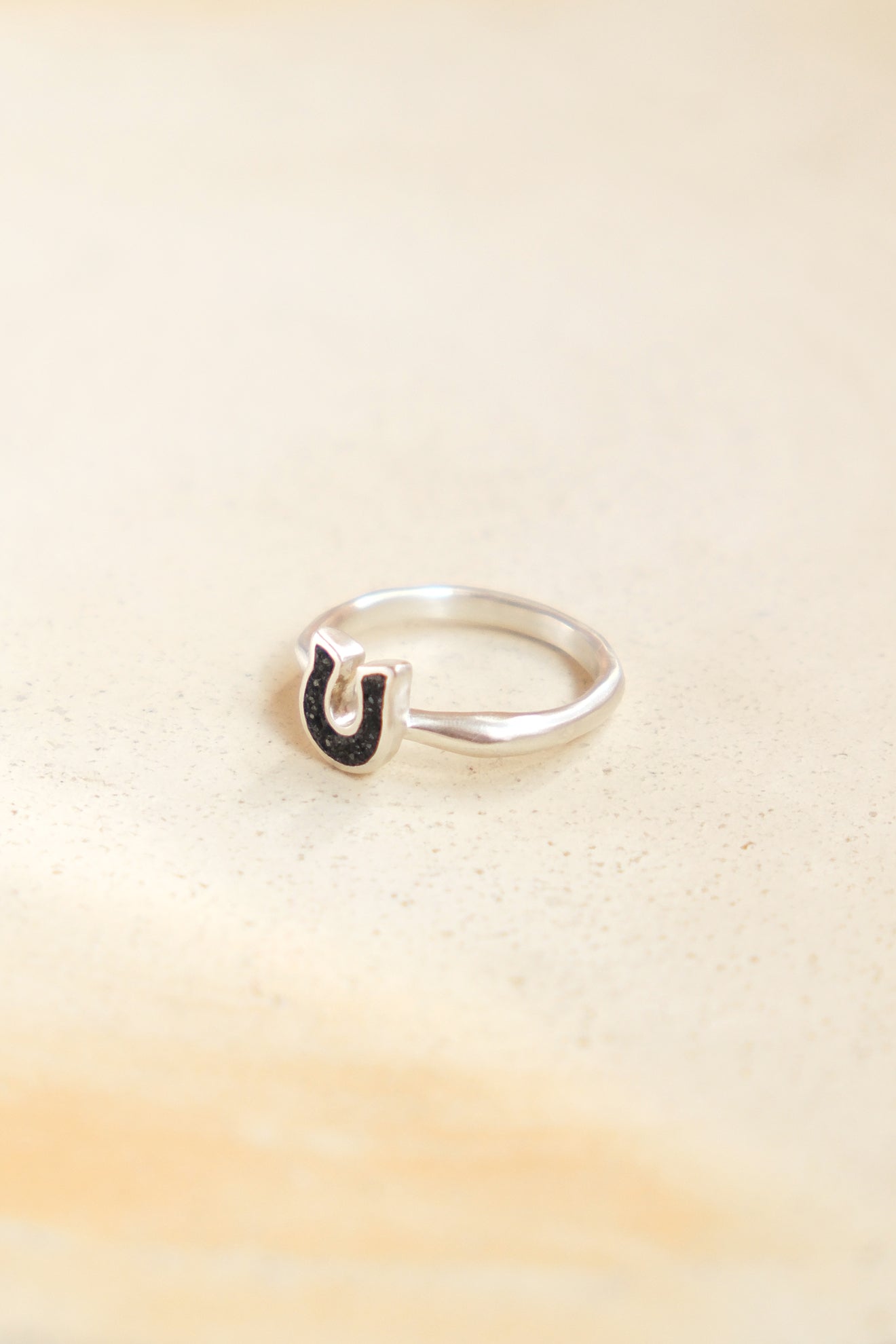 fragrance ring / horse shoe
