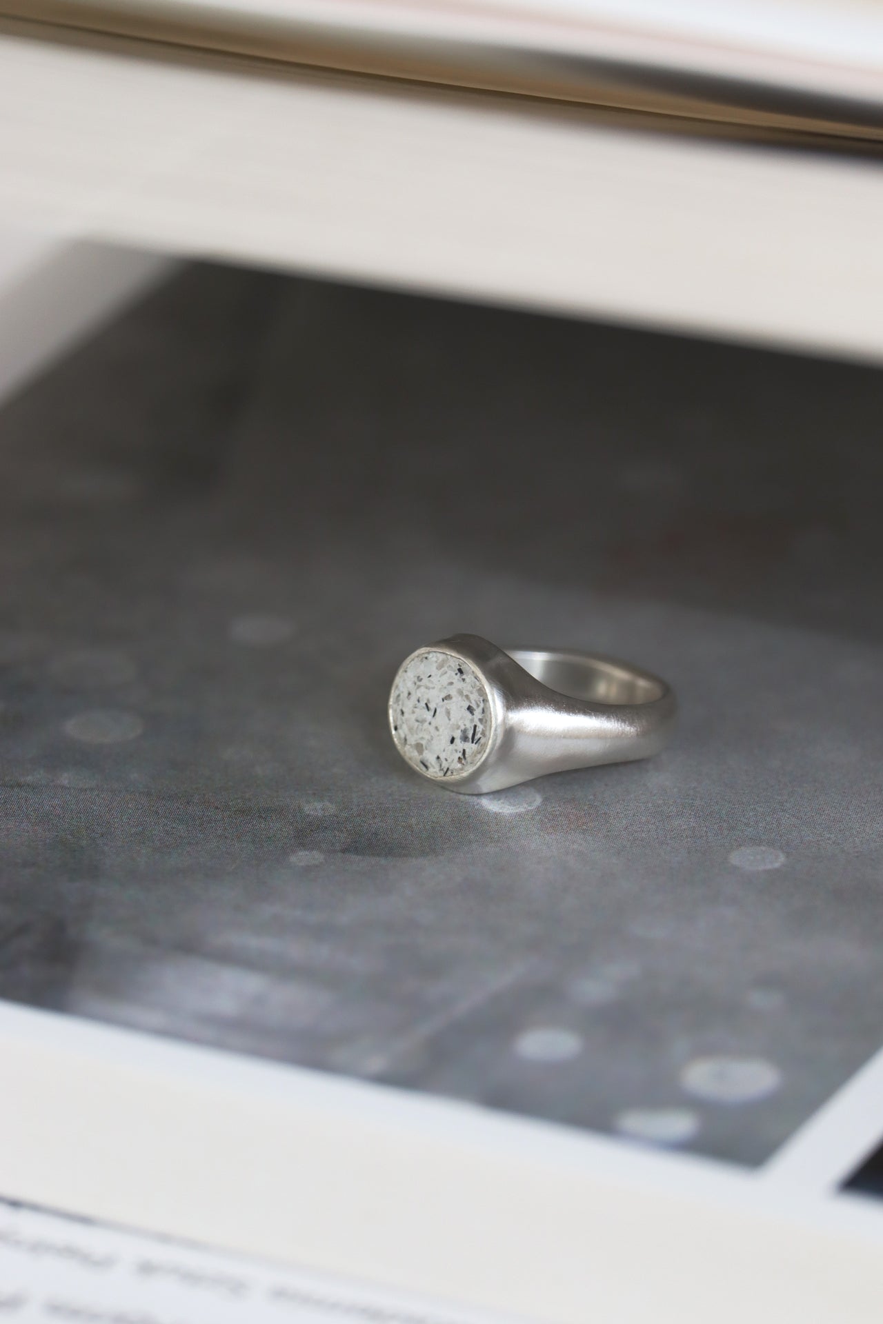 fragrance ring / round (ice blue)