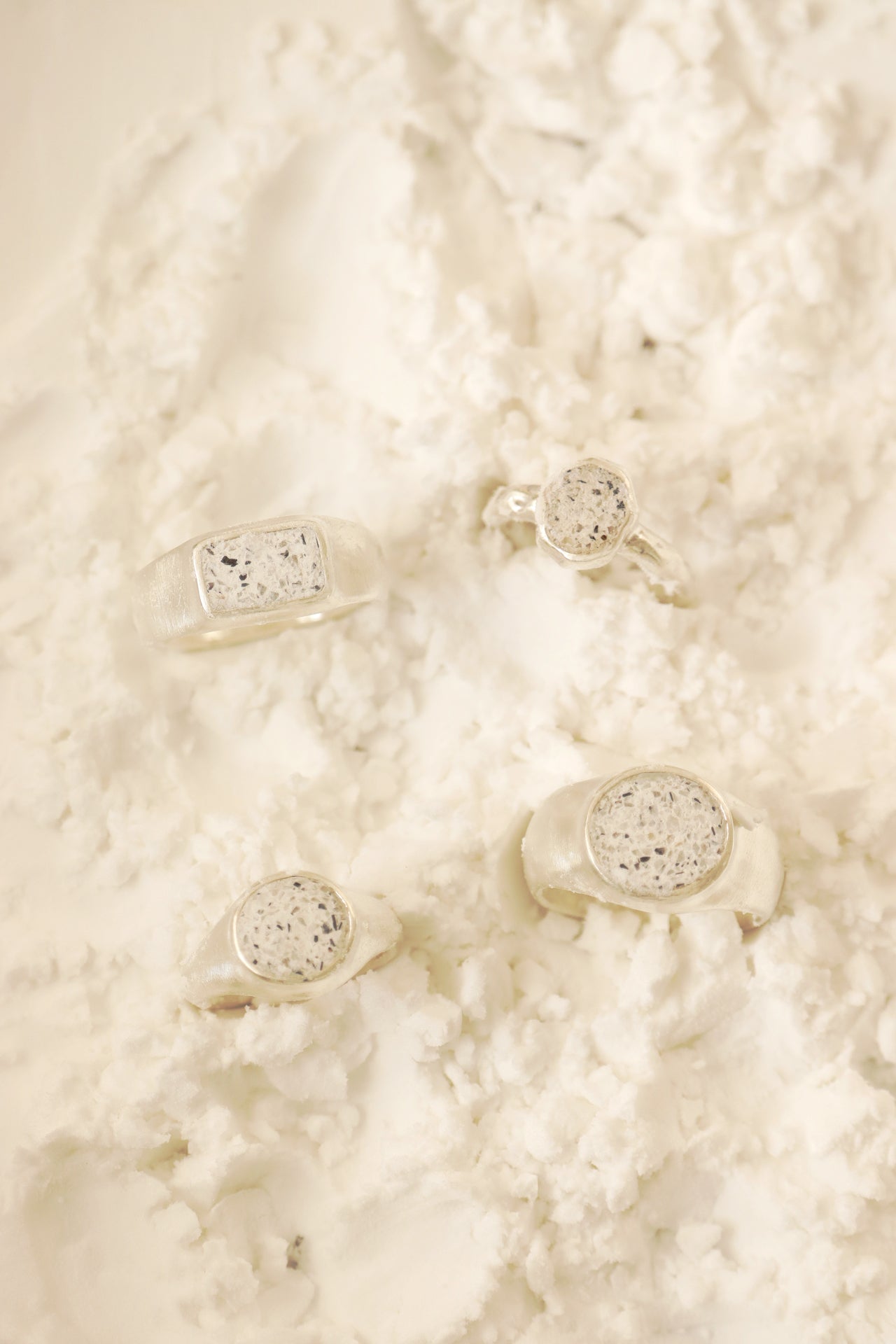 fragrance ring / oval (white)