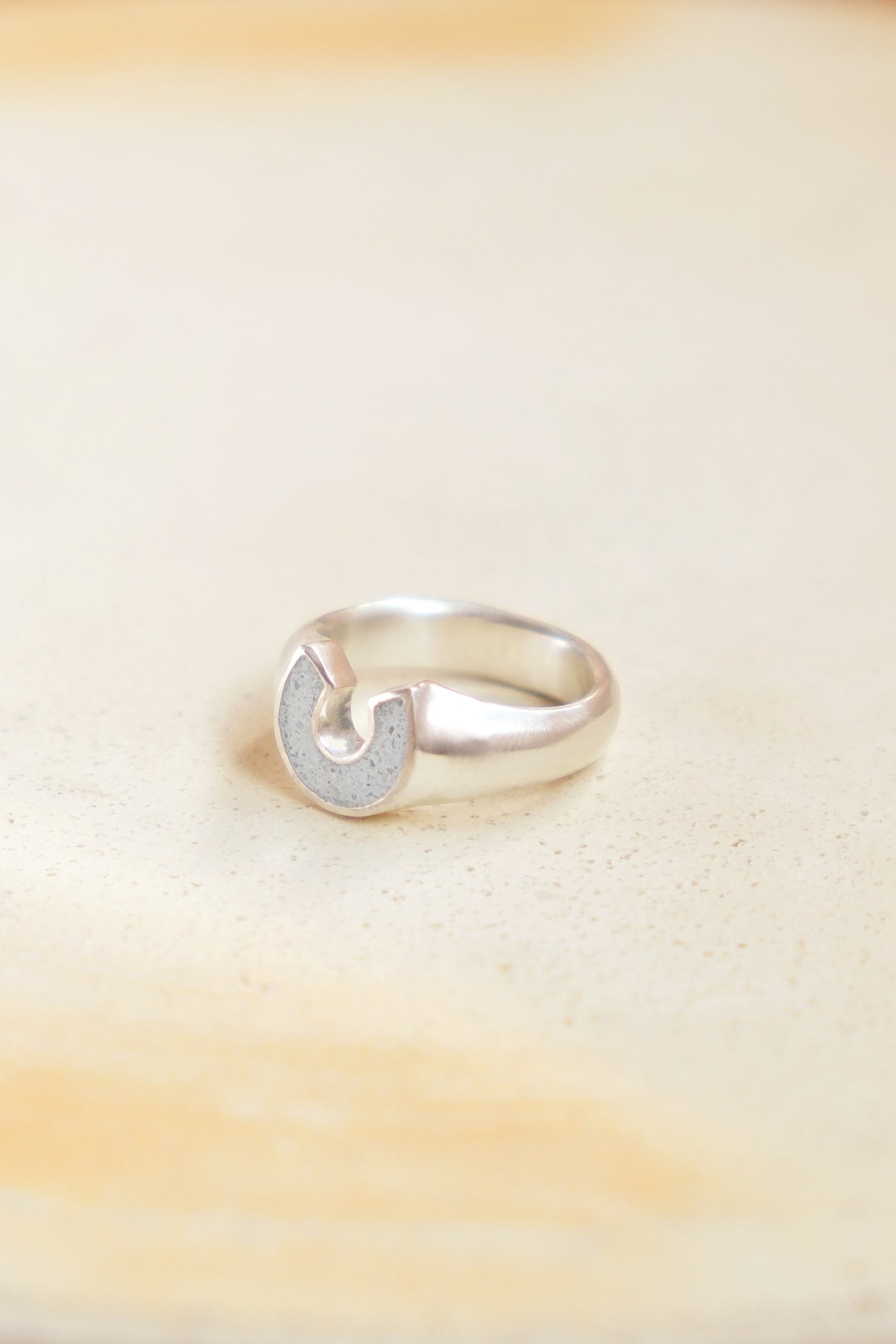 fragrance ring / horse shoe L