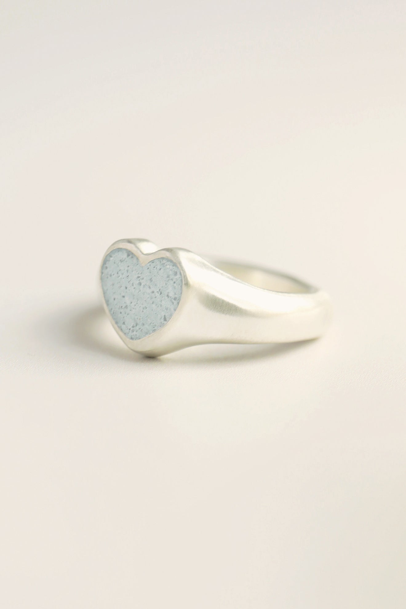 fragrance ring / heart (ice blue)
