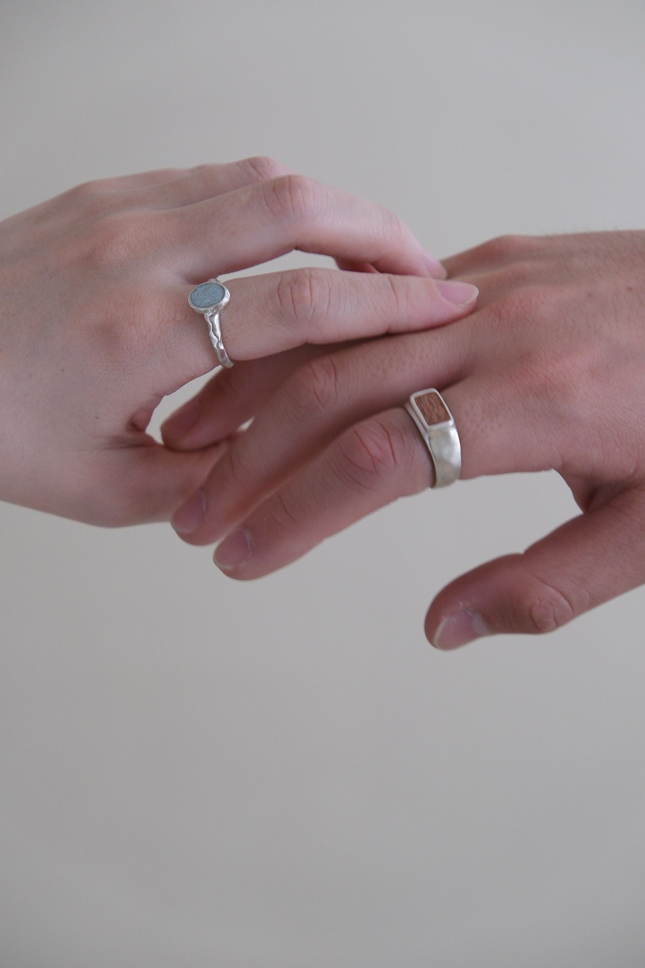 fragrance ring / oval (ice blue)