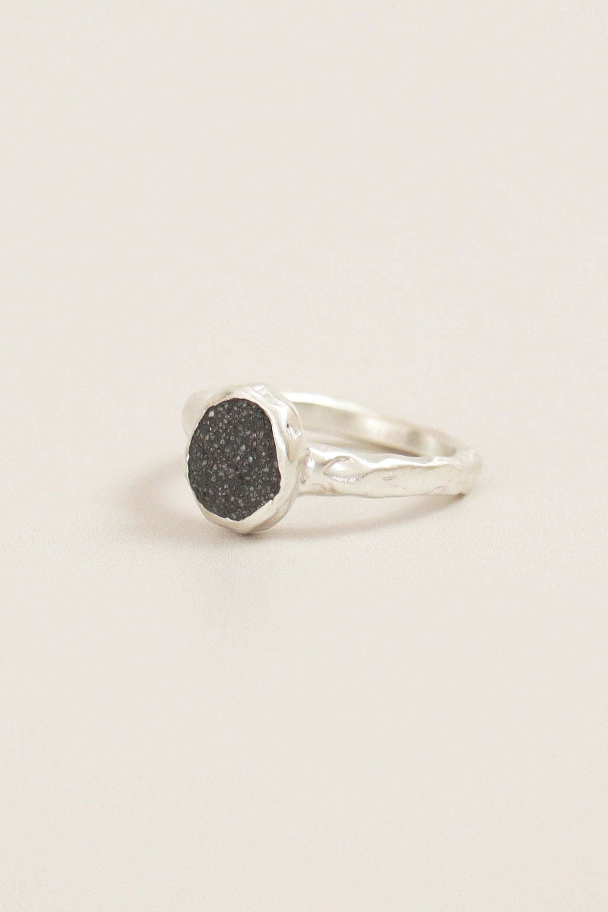 fragrance ring / oval (black)