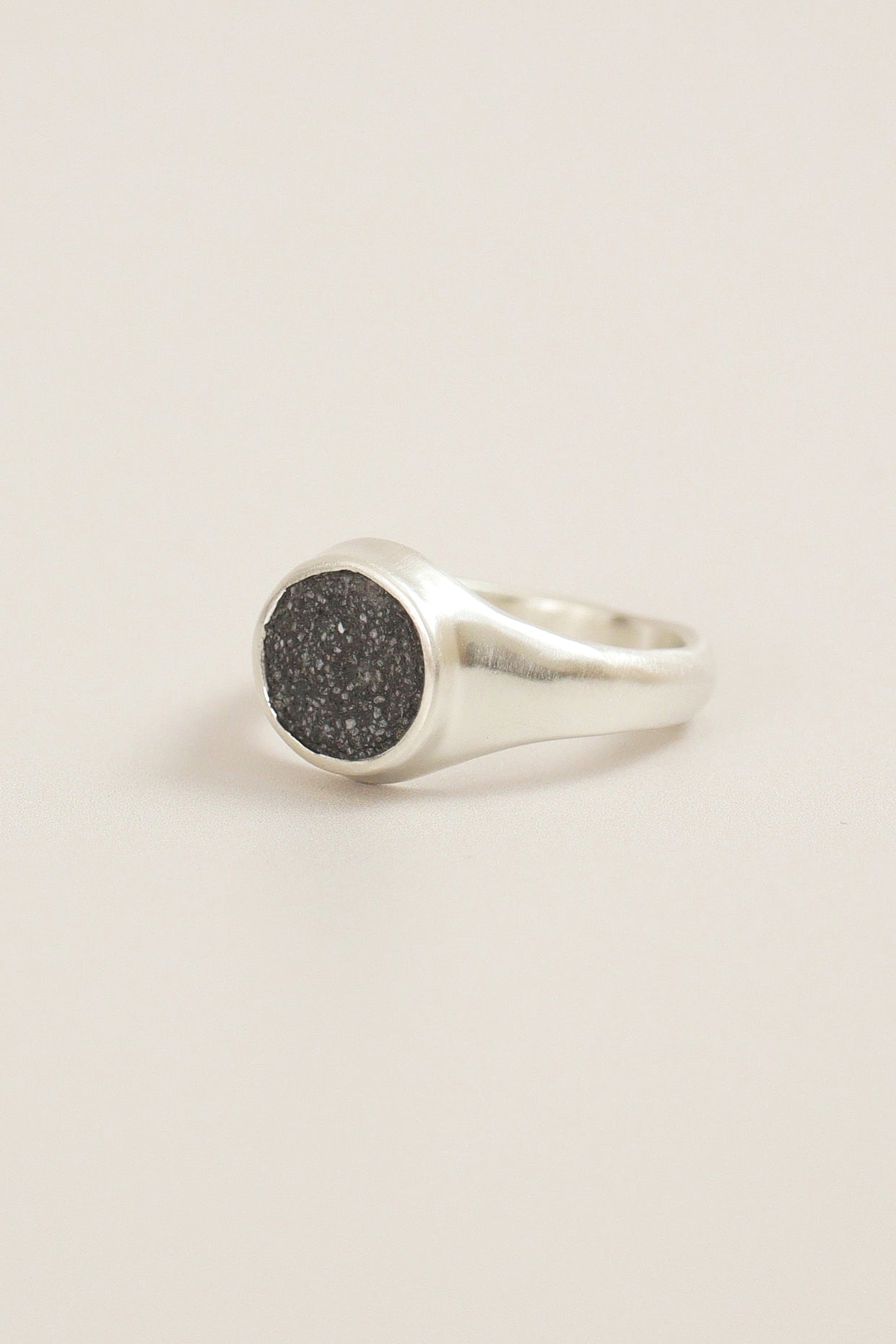 fragrance ring / round (black)