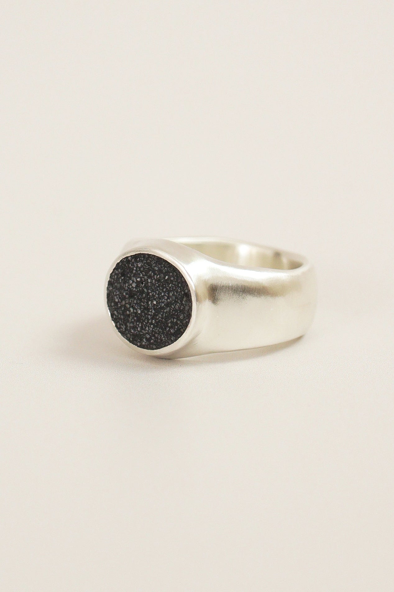 fragrance ring / round L (black)
