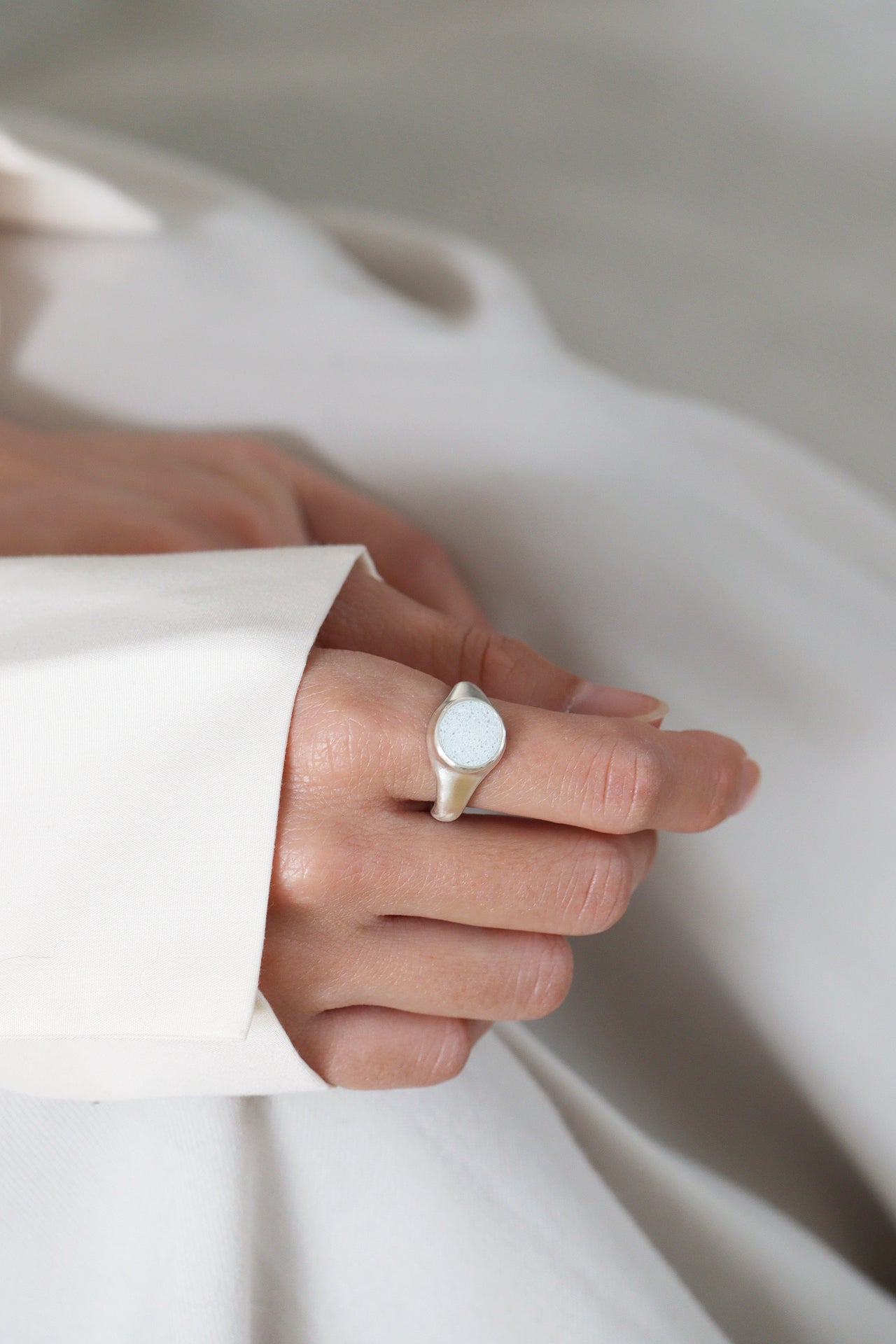 fragrance ring / round (ice blue)