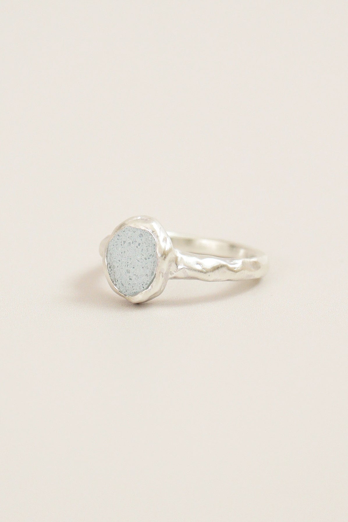 fragrance ring / oval (ice blue)
