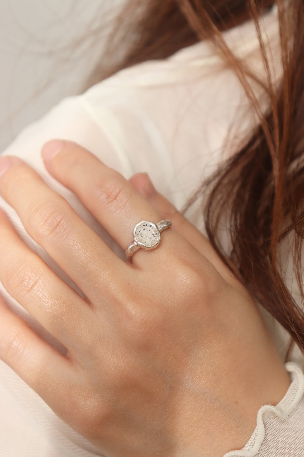 fragrance ring / oval (white)