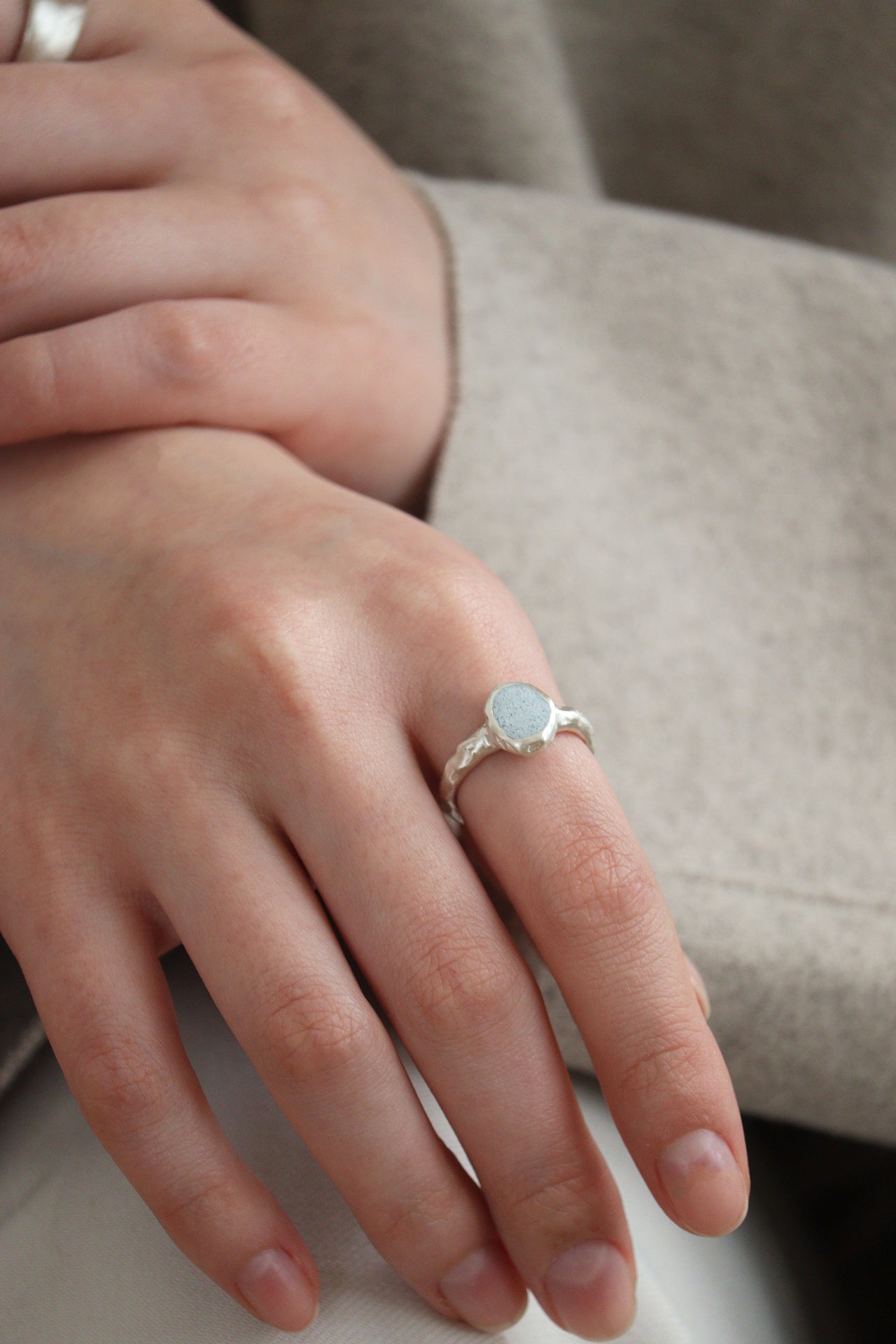 fragrance ring / oval (ice blue)
