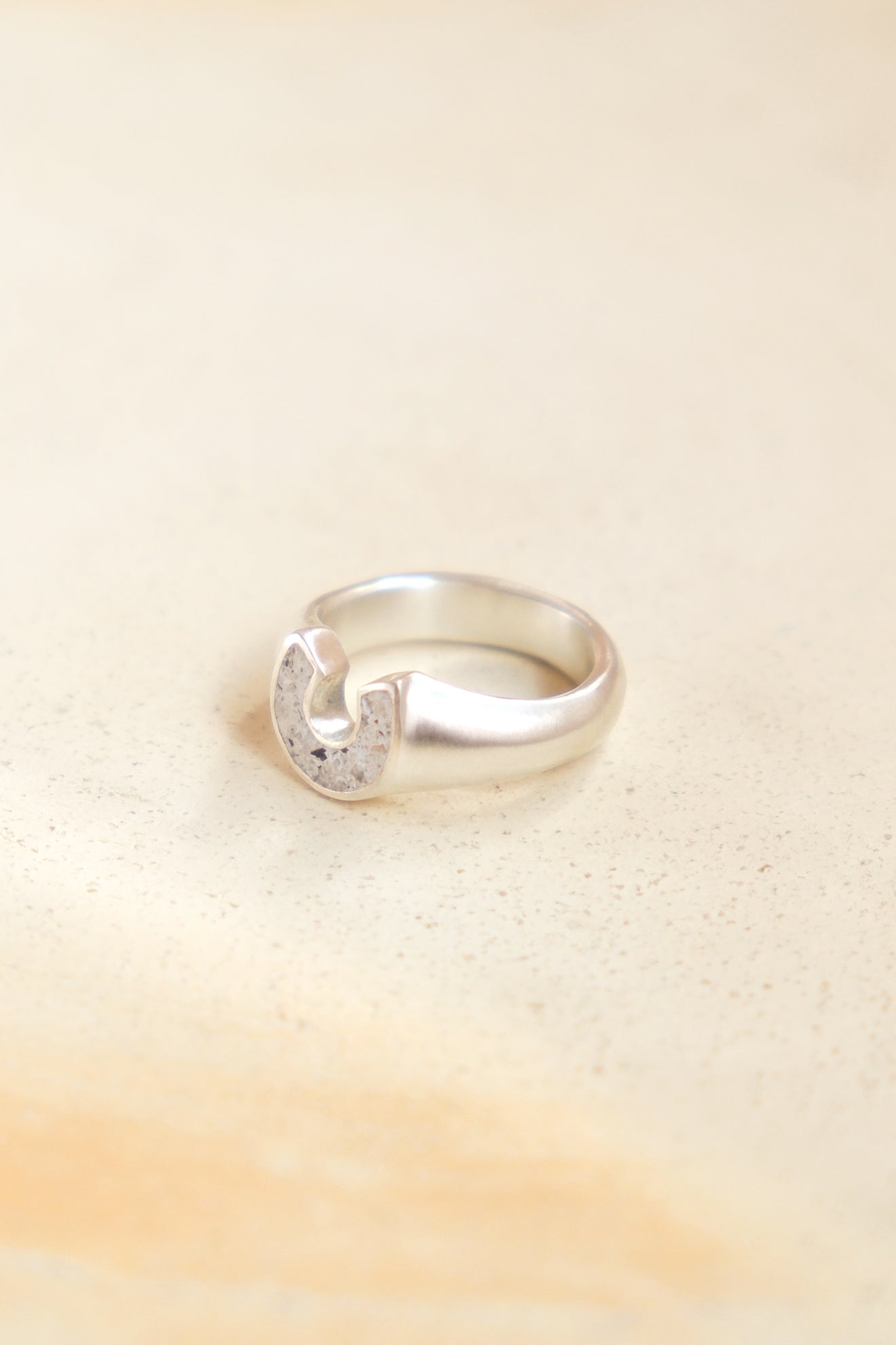 fragrance ring / horse shoe L