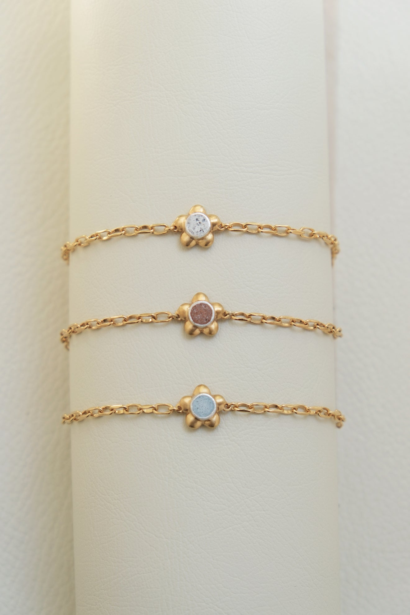 fragrance bracelet / flower gold