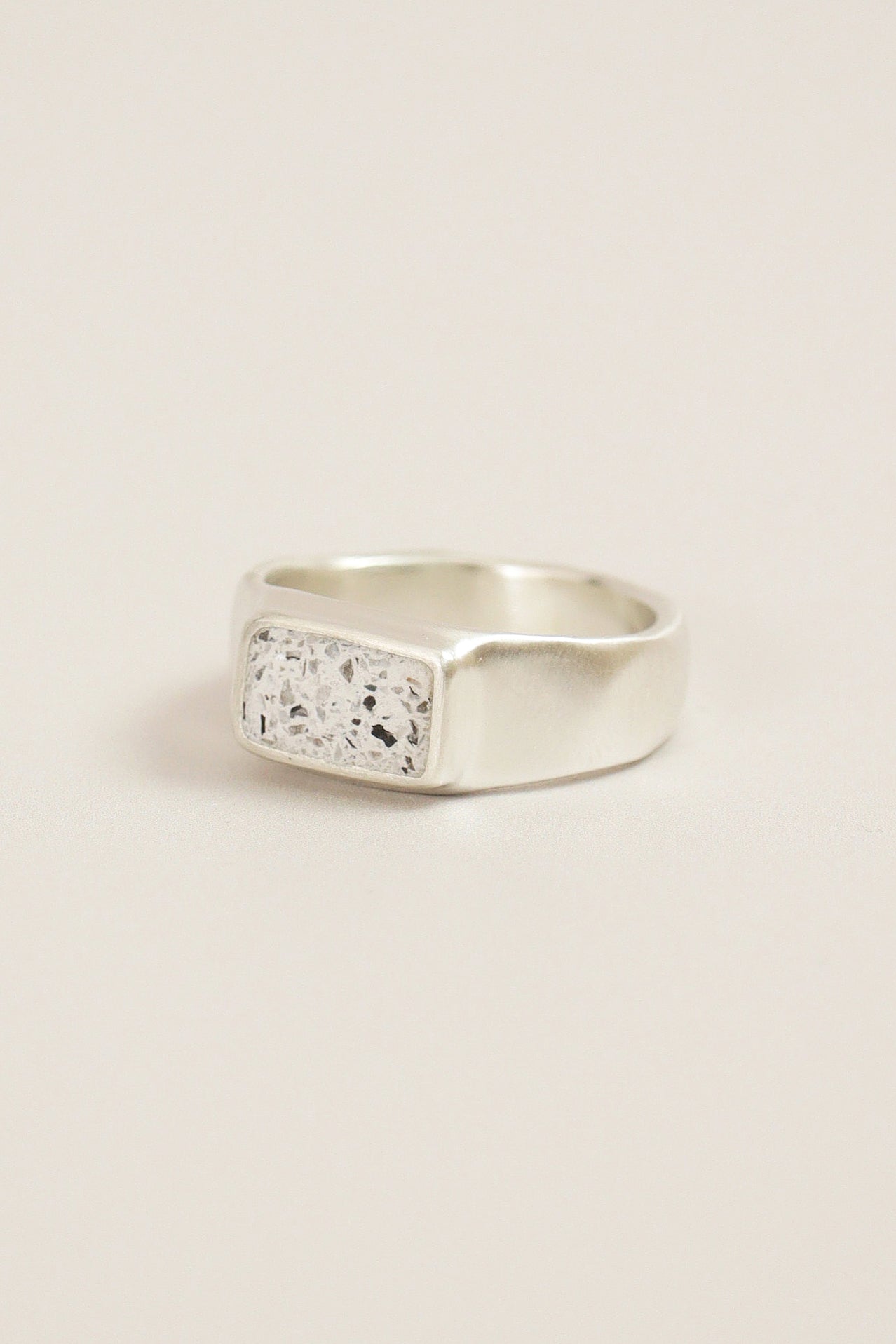 fragrance ring / square (white)
