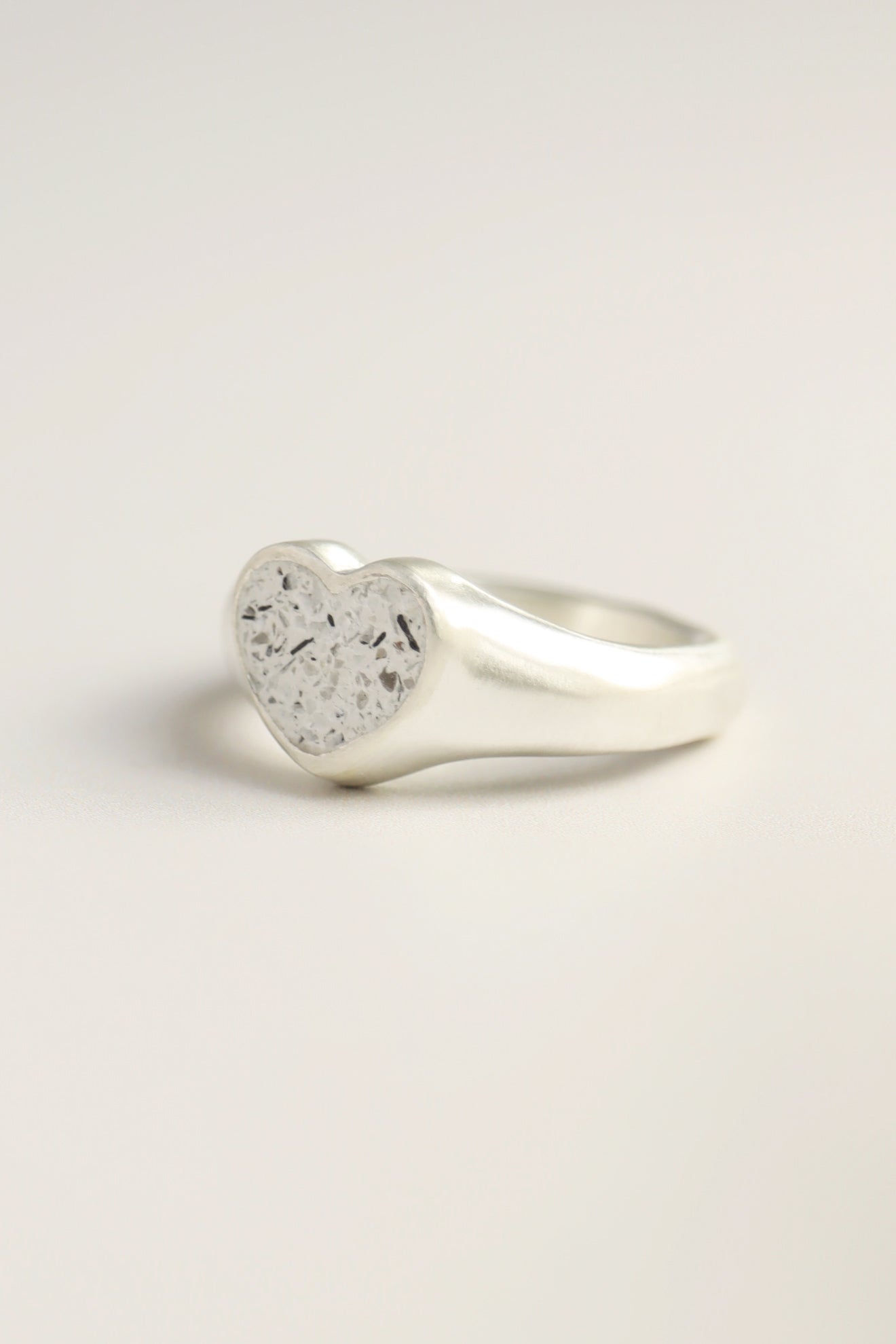 fragrance ring / heart (white)