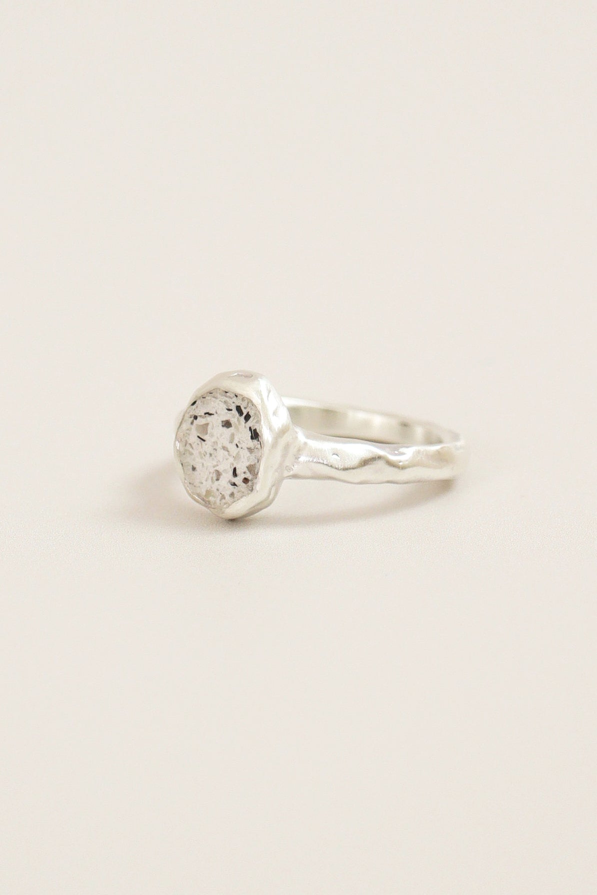 fragrance ring / oval (white)
