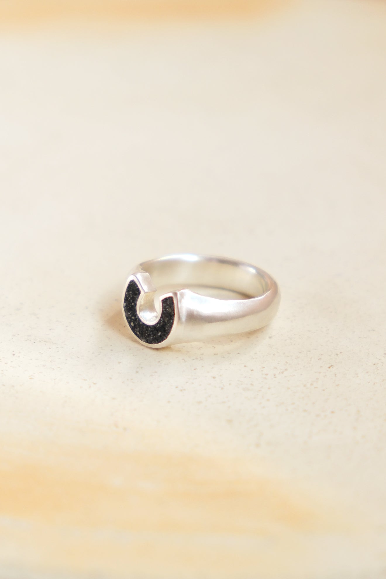 fragrance ring / horse shoe L