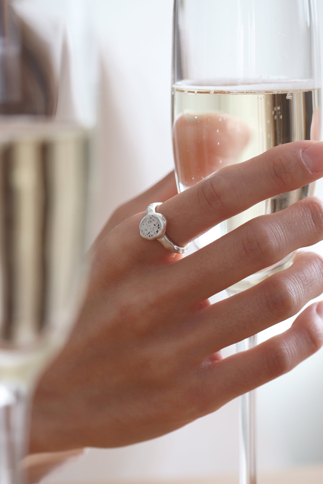 fragrance ring / oval (white)