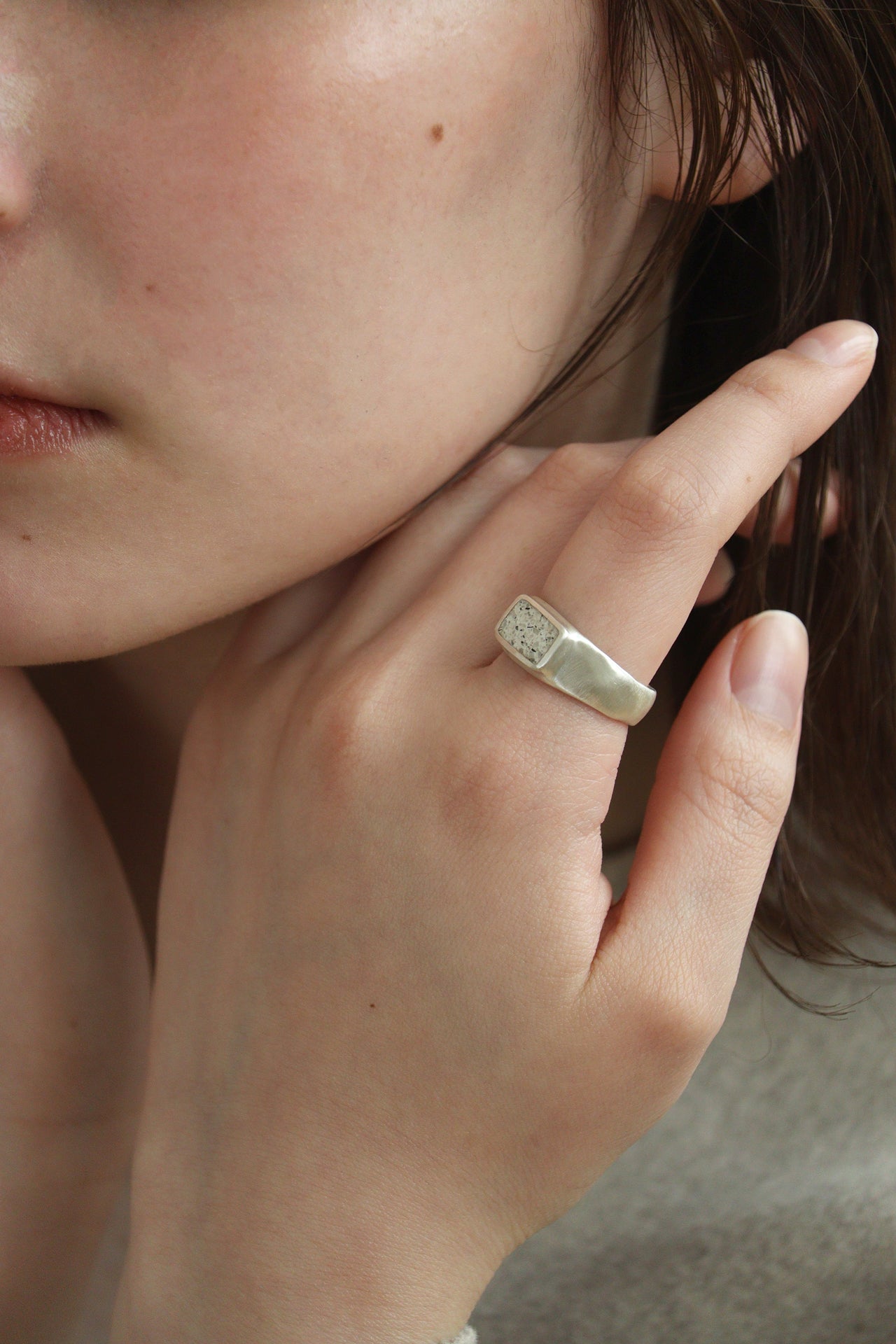 fragrance ring / square (white)