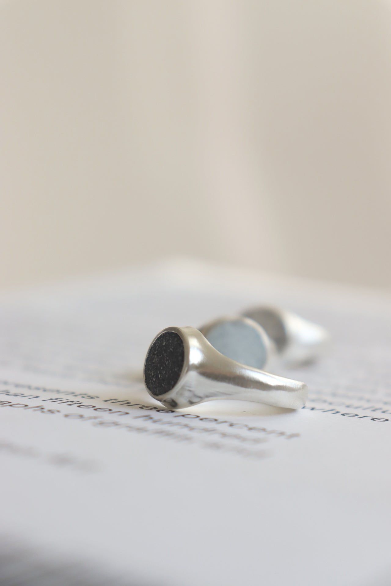 fragrance ring / round (black)