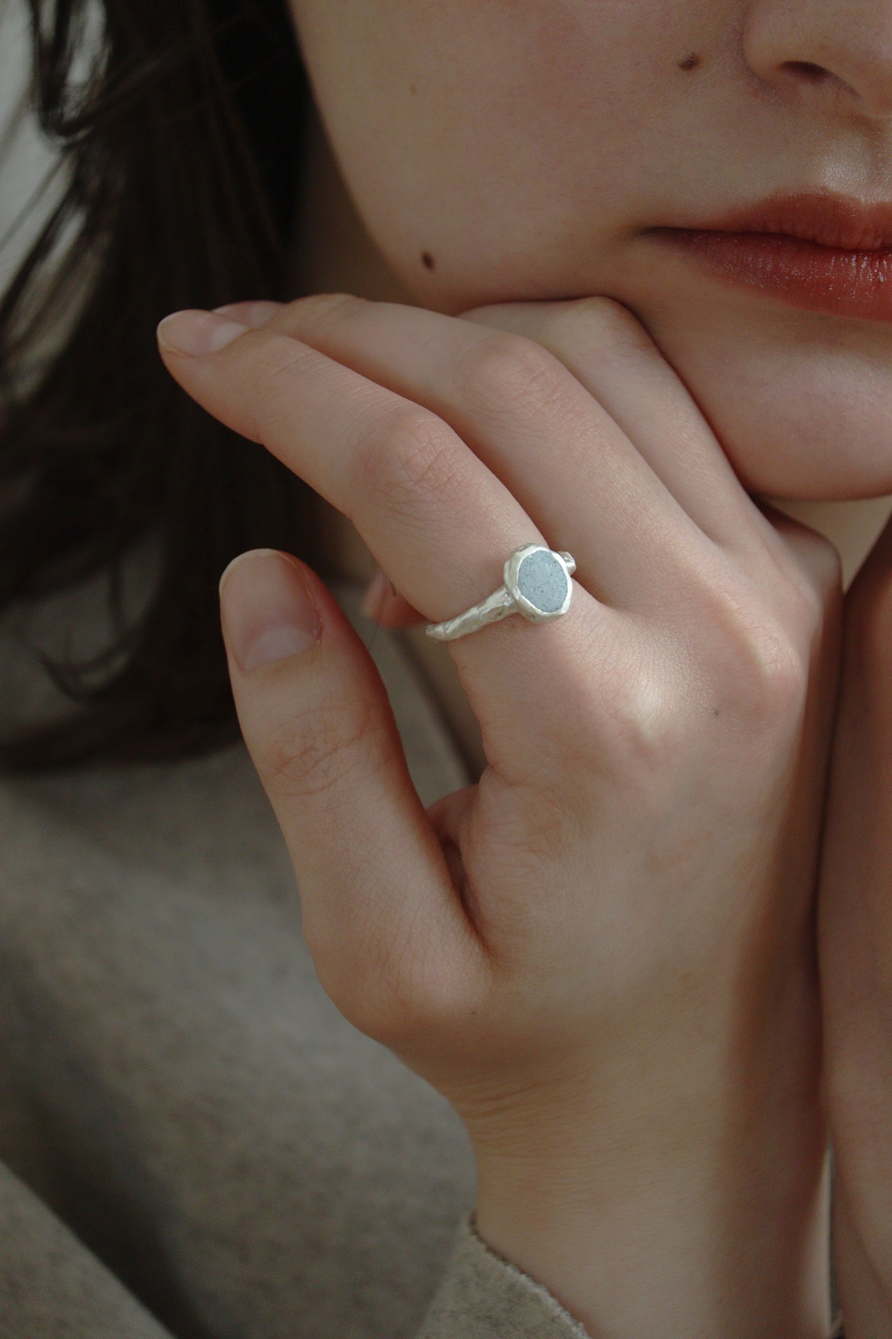 fragrance ring / oval (ice blue)