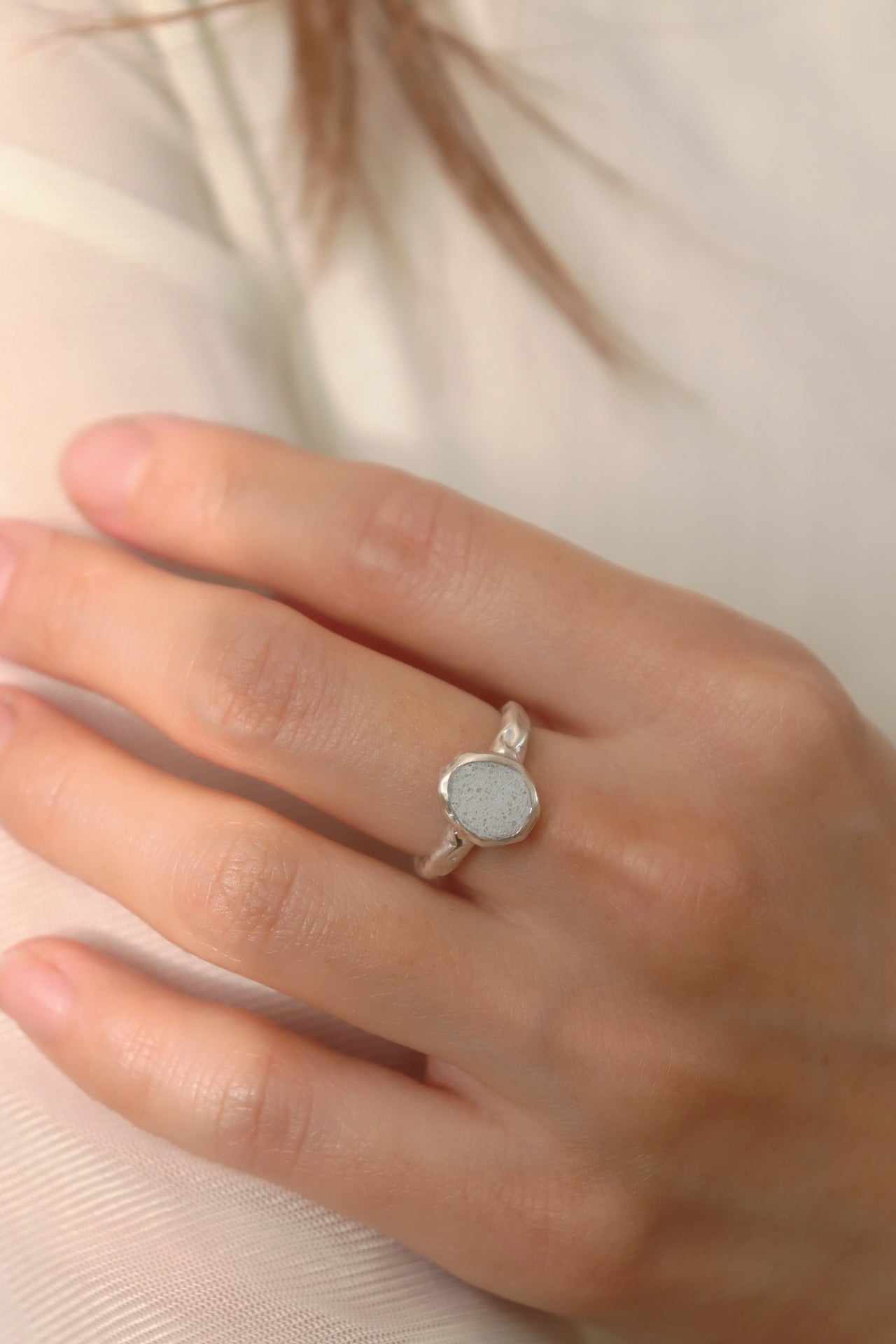fragrance ring / oval (ice blue)