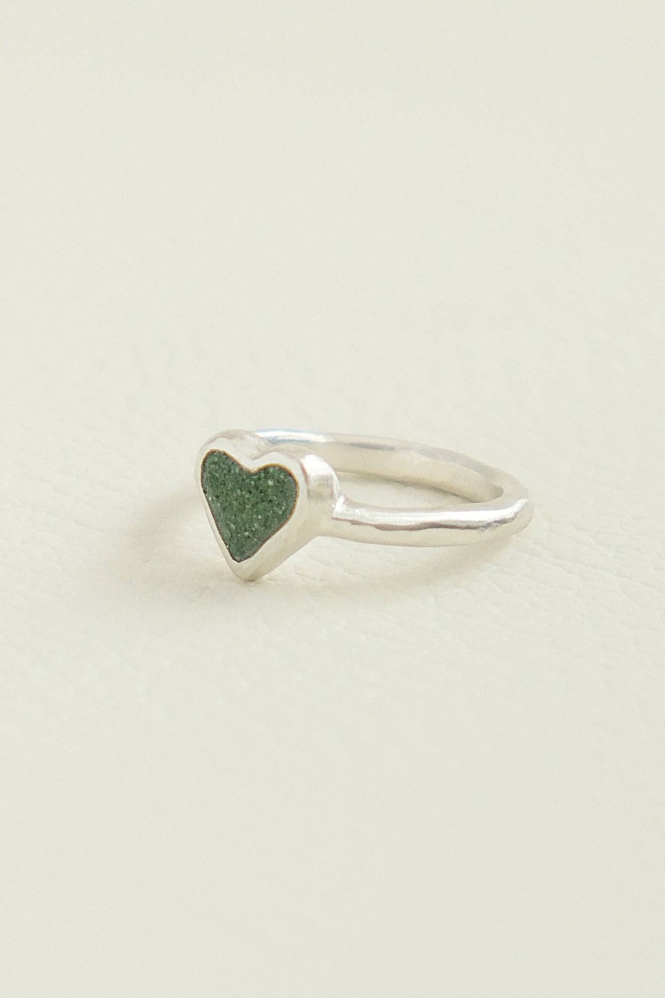 fragrance ring / tiny heart (forest green)